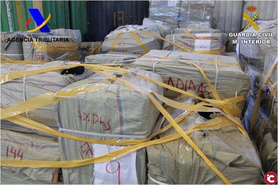 La Guardia Civil y la Agencia Tributaira incautan en el Puerto de Alicante objetos