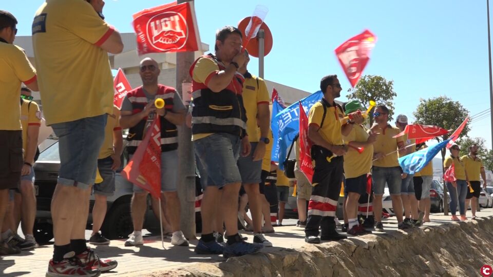 Los conductores de ambulancias de toda la provincia se manifiestan en Elda por un convenio justo