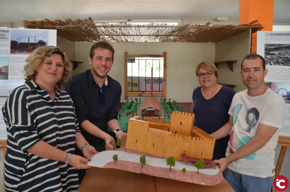 El Ayuntamiento de Petrer recibe la donación de una maqueta del castillo y otra del Horno Cultural