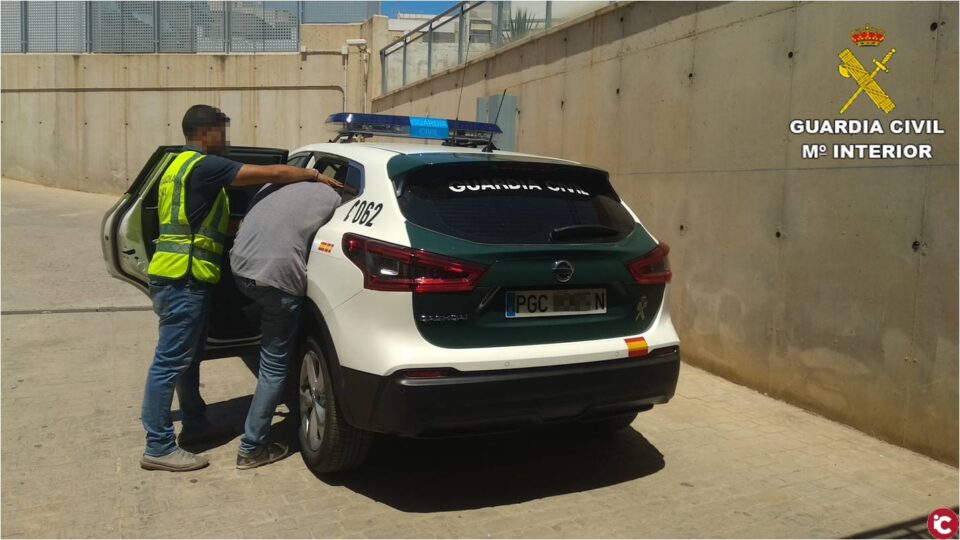La Guardia Civil detiene en Santa Pola al autor de varios robos en las playas de Elche