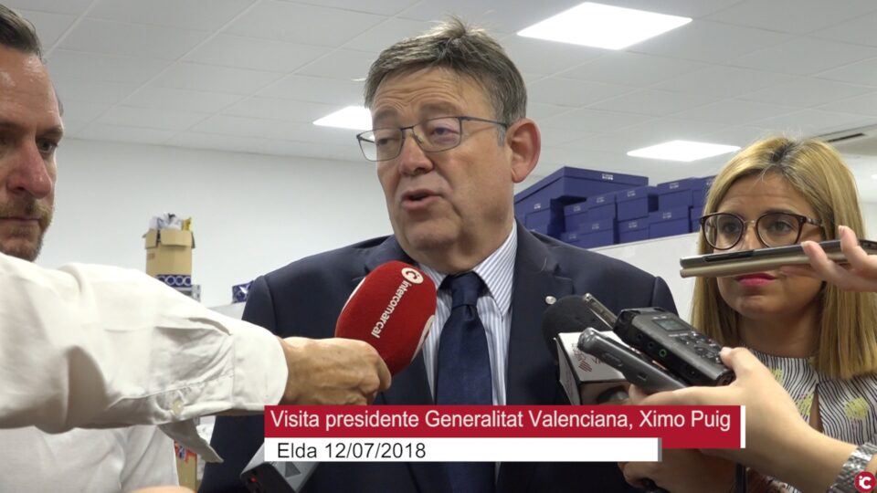 Ximo Puig visita una fábrica de Stuart Weitzman