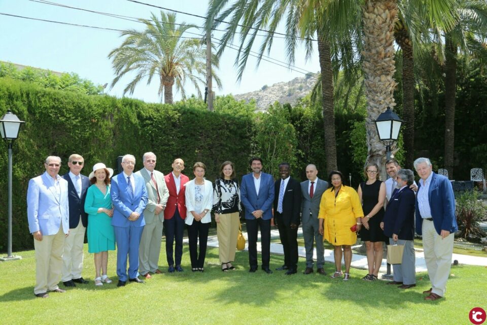 El alcalde de Alicante estrecha vínculos con todo el cuerpo consular de la ciudad