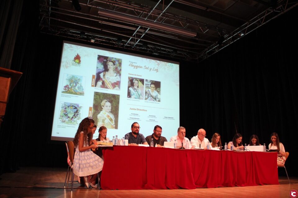 Brillante presentación del Llibret y los bocetos de las hogueras