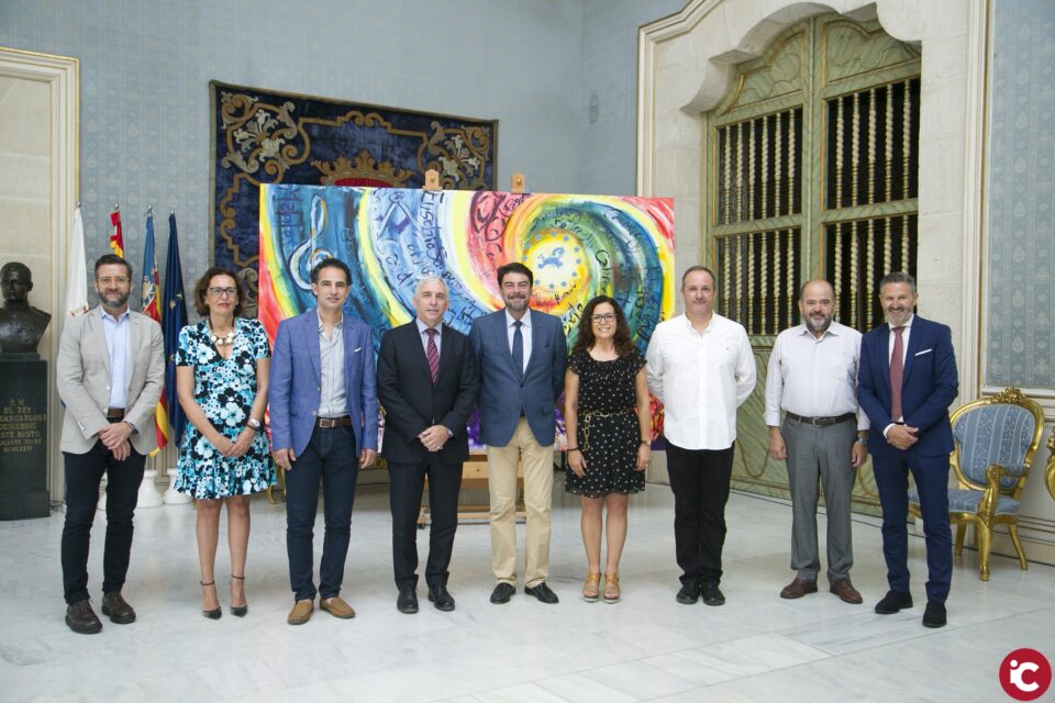 El alcalde recibe el cuadro del artista Luis Sanus que pintó en directo durante el concierto del Día de Europa