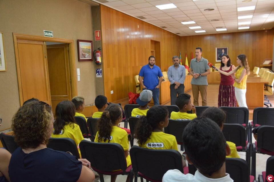 El alcalde recibe a nueve niños saharauis que están pasando el verano en Elda y destaca la importancia de la solidaridad