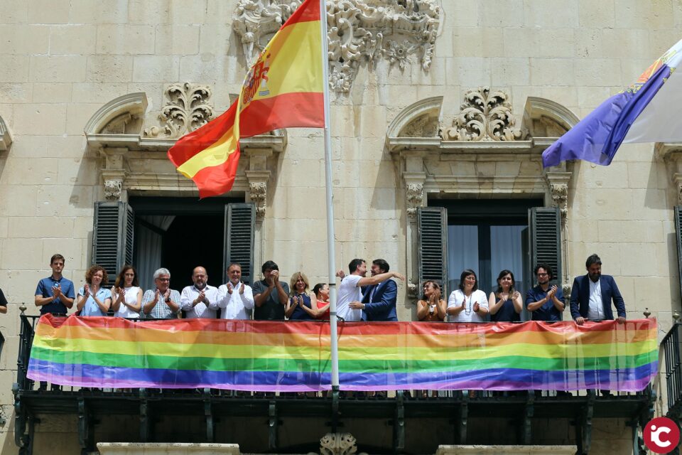 Alicante se suma a la celebración de la semana del Orgullo y despliega la bandera LGTBI en el balcón del Ayuntamiento