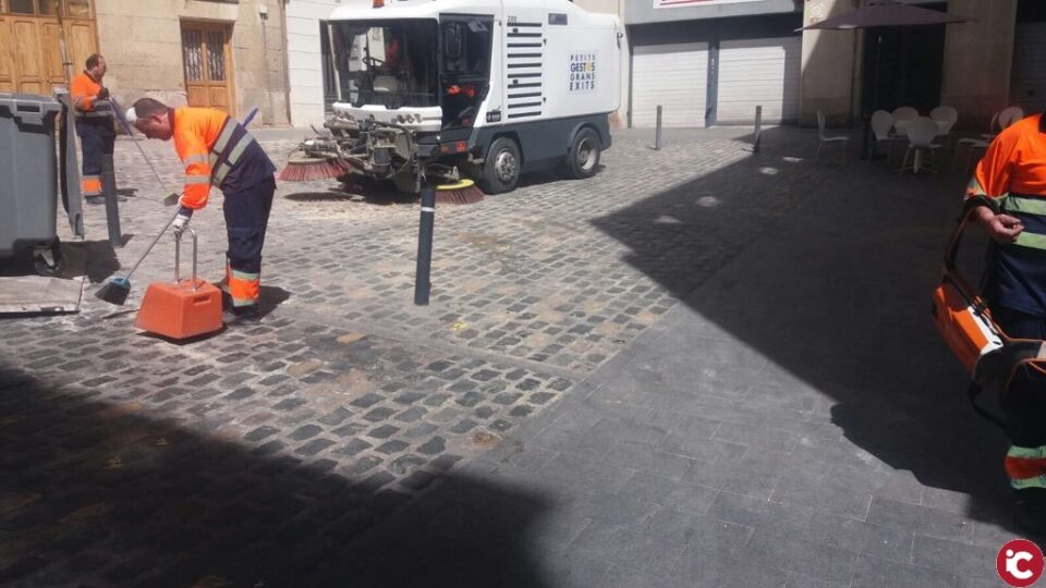 El Ayuntamiento intensifica el servicio de recogida de basuras durante el verano para cubrir el aumento de la actividad turística y hostelera