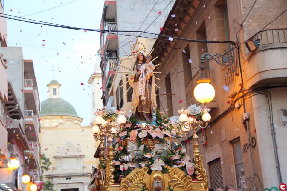 La Virgen del Carmen recorre las calles de San Vicente acompañada de centenares de personas
