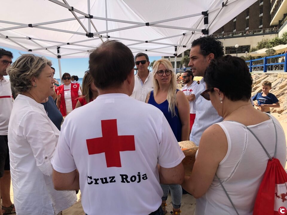El Ayuntamiento apoya la campaña Mediterráneo deja que te cuide de concienciación y sostenibilidad medioambiental organizada por Cruz Roja Provincial de Alicante en las playas