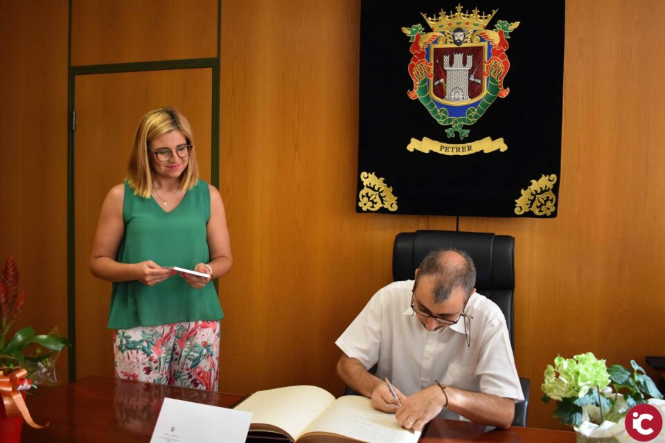 La alcaldesa de Petrer recibe a Simone Iannarelli