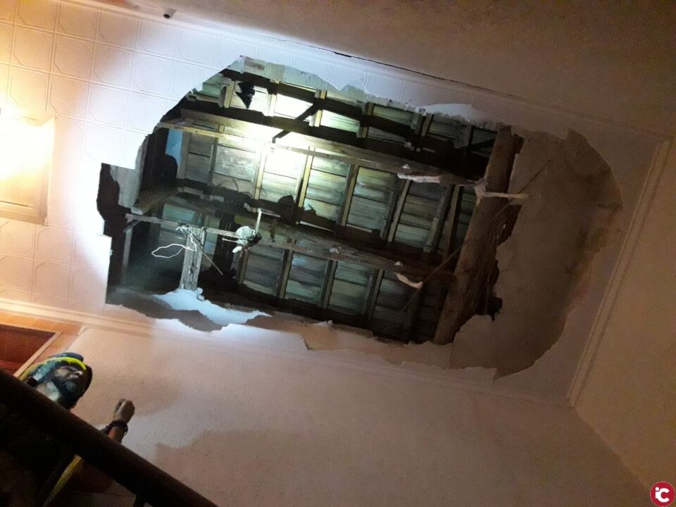 El SPEIS inspecciona y sanea un derrumbe de un falso techo en el hueco de una escalera en un edificio de la calle Venezuela sin heridos