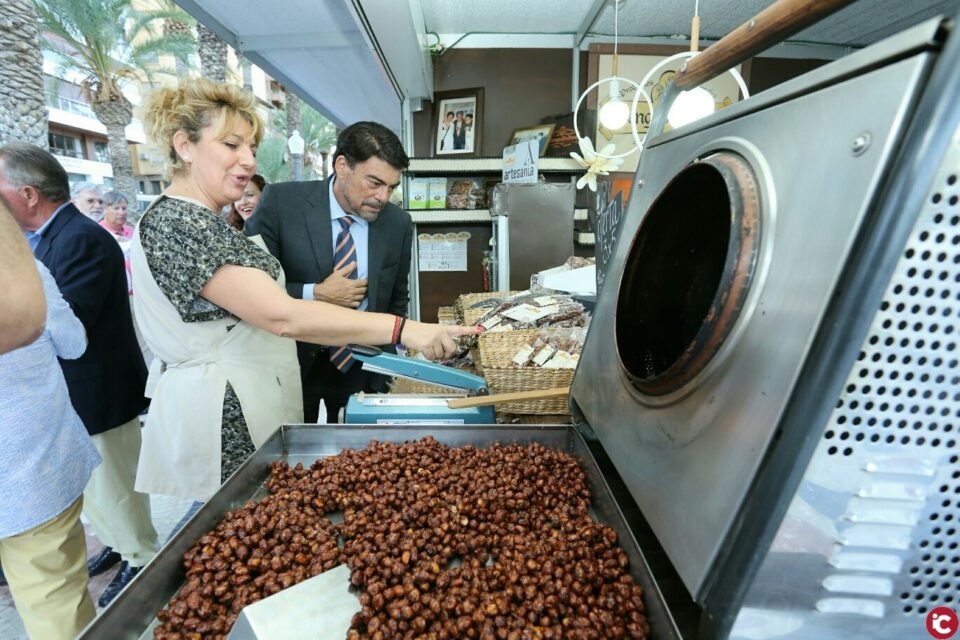 El alcalde de Alicante visita los puestos de artesanía de la Explanada para conocer las inquietudes de los comerciantes