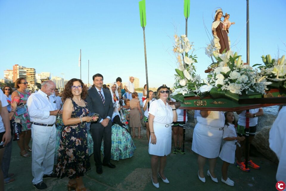 El alcalde de Alicante participa en la procesión marinera en honor a la Virgen del Carmen