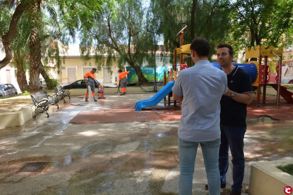 Mantenimiento inicia un programa de baldeo y riego especial que se suma a los trabajos ordinarios