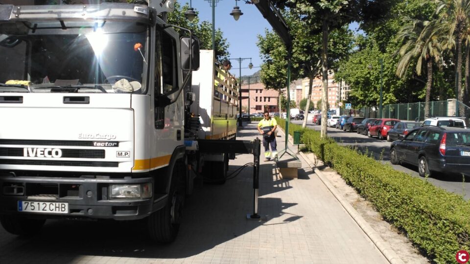 Es canvien els bancs de l'Avinguda la Hispanitat