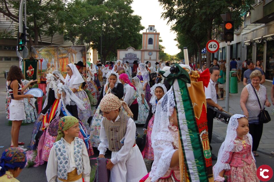 Masiva participación festera en la Ofrenda floral a la Patrona de las Hogueras