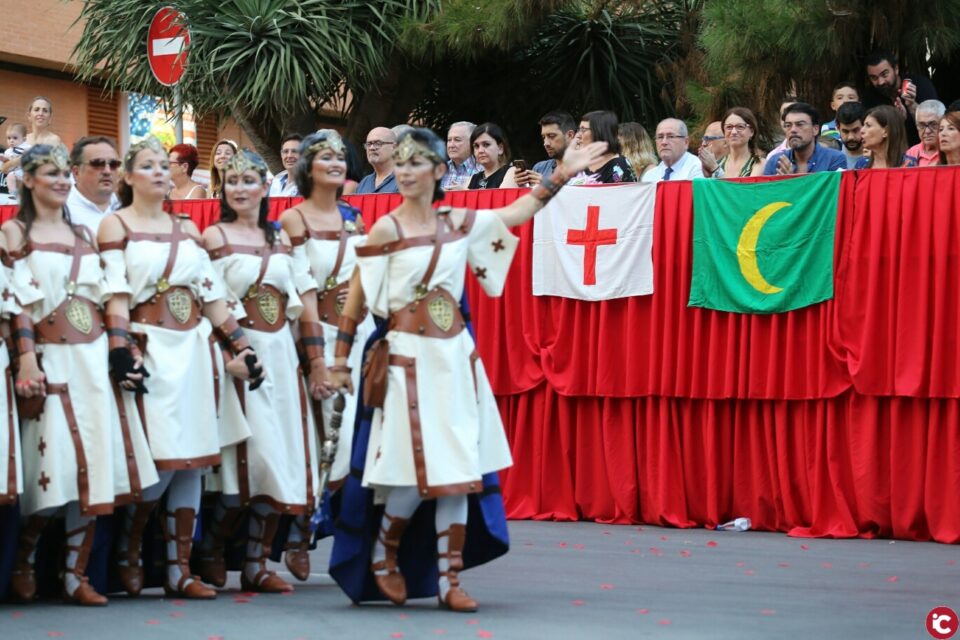 Los Moros y Cristianos de San Blas celebran su tradicional entrada del Bando Cristiano agrupando a cientos de festeros