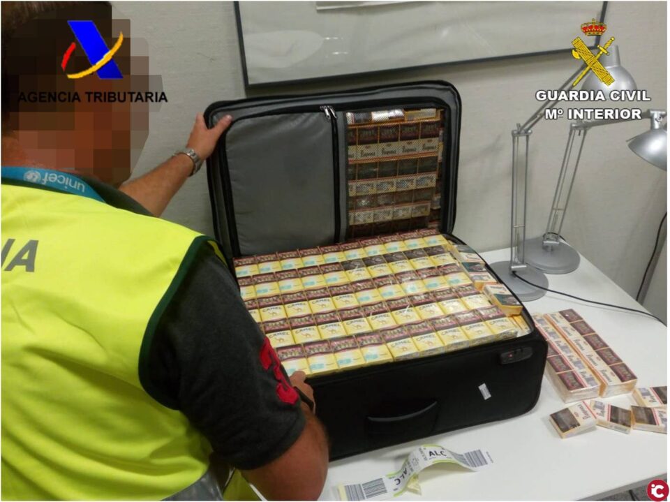 La Guardia Civil y la Agencia Tributaria incautan en el aeropuerto de Alicante-Elche más de 5.000 cajetillas de tabaco en la última semana