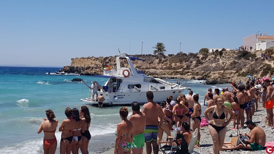 La Policía Local de Alicante rescata a dos personas de una embarcación varada en playa de la isla de Tabarca por el fuerte viento y logra remolcar a otras dos encalladas