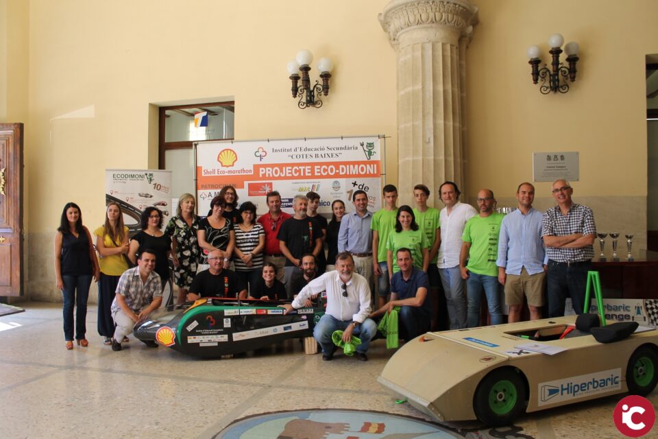 L'Alcalde i la Corporació municipal reben als exitosos vehicles de l'IES Cotes Baixes