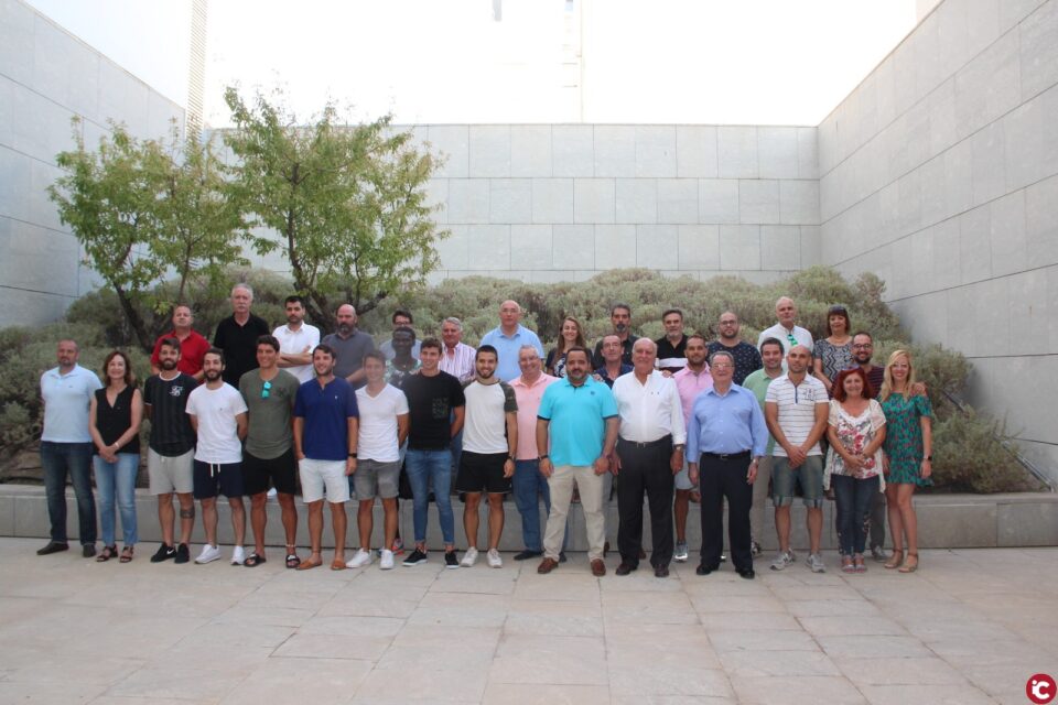 El Ayuntamiento recibe al CF Jove Español tras su ascenso a Tercera División