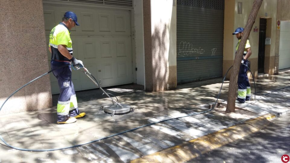 El Ayuntamiento intensifica las labores de limpieza viaria con baldeos de agua caliente a presión