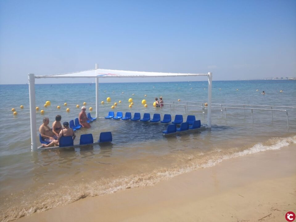 La Playa de la Albufera dispone desde hoy de una nueva zona acotada de baño con sillas y sombra para los mayores