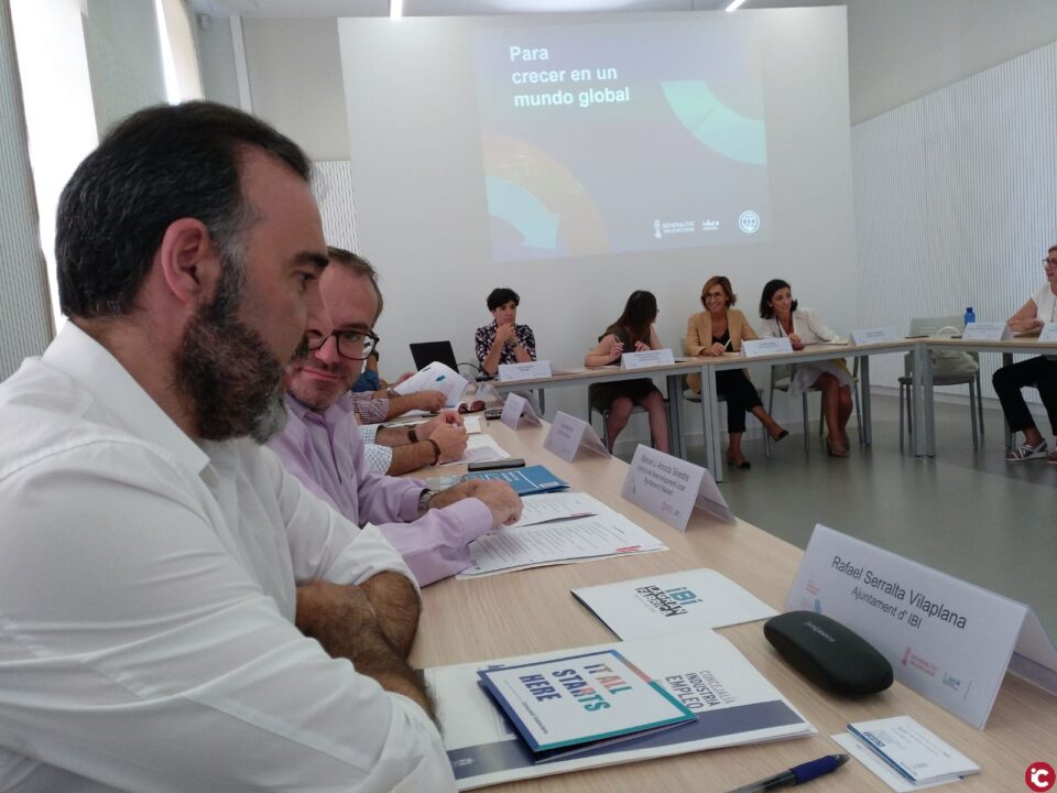 Ibi participa en un grupo de trabajo sobre la gestión de proyectos de inversión