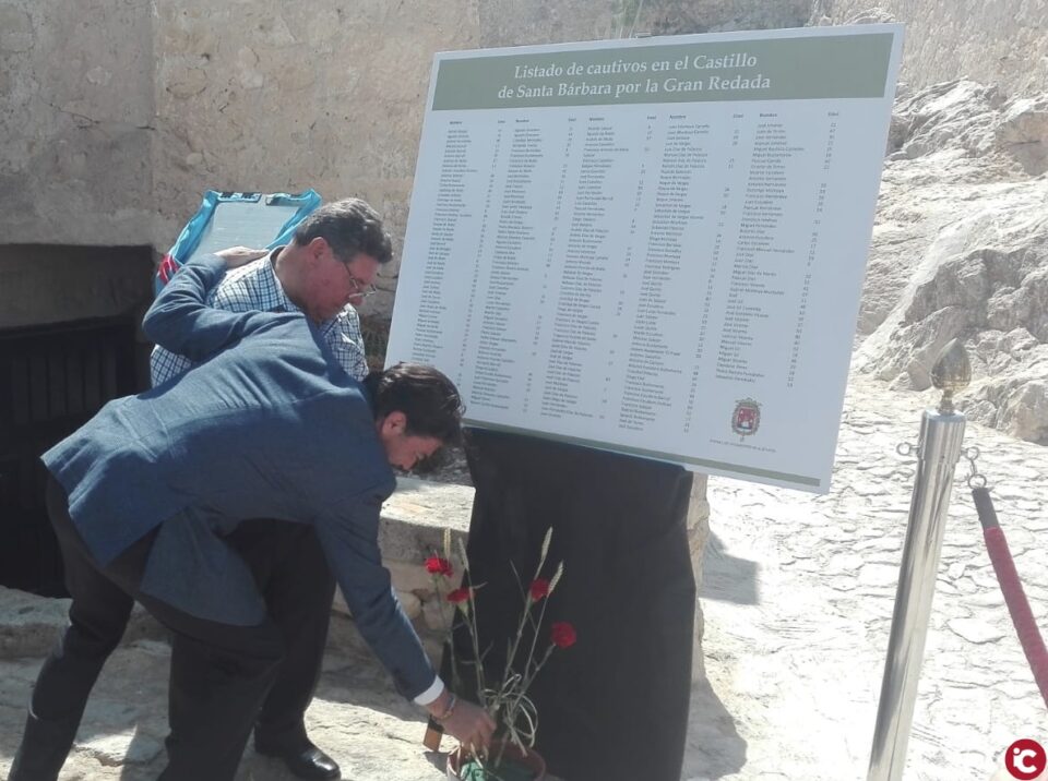 El alcalde participa por vez primera en el acto de conmemoración del pueblo gitano de la Gran Redada de 1749 en el castillo de Santa Bárbara
