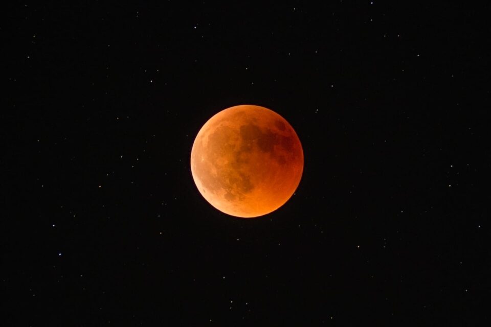 Los Amigos de la Astronomía reúnen en Xorret de Catí a cientos de personas para observar el eclipse con luna roja más largo del siglo XXI