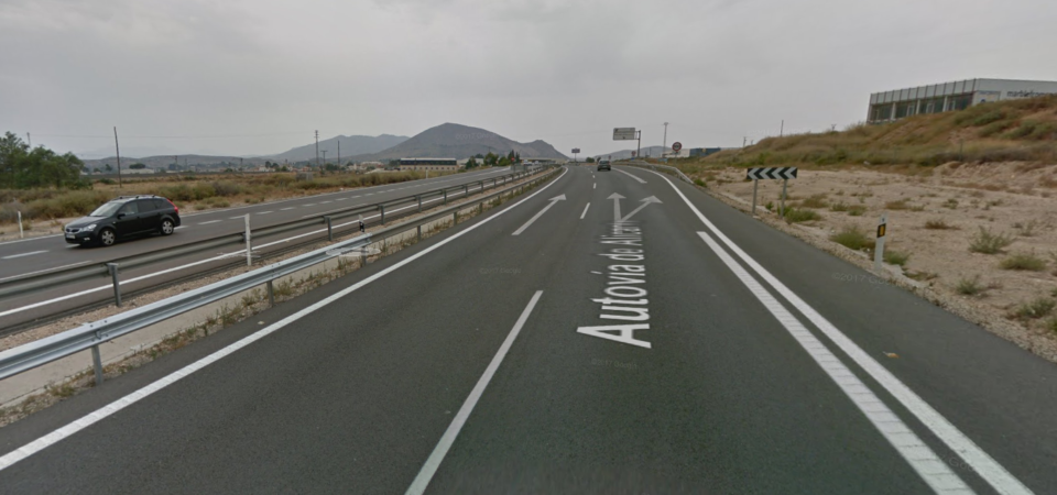 Excarcelada una joven de su vehículo en un accidente en la A-31