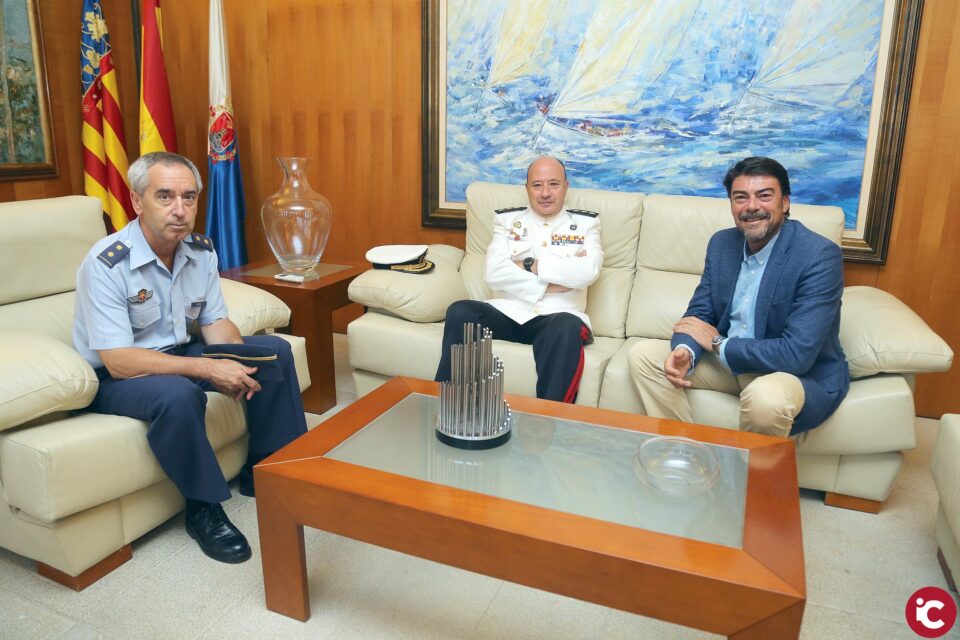El alcalde Luis Barcala y el nuevo subdelegado de Defensa se reúnen en el Ayuntamiento de Alicante