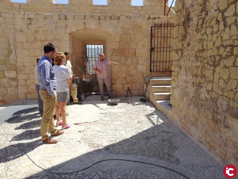 Los mosaicos del castillo de Petrer restaurados y al descubierto