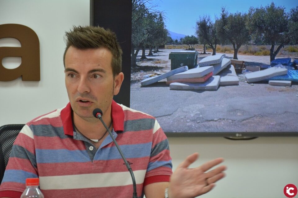 El Ayuntamiento de Elda denuncia una oleada de abandonos de enseres en las últimas semanas