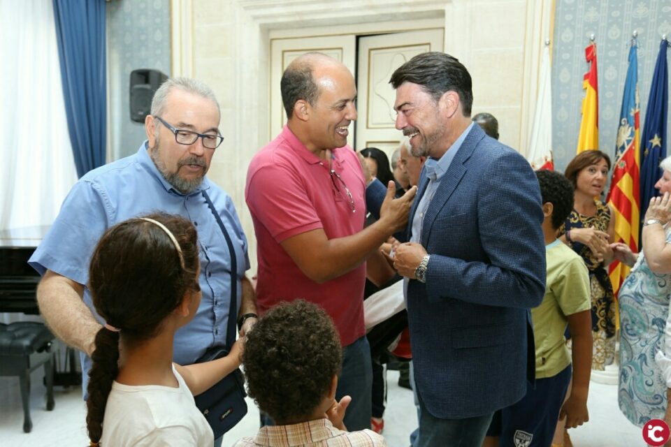 Más de un centenar de niños saharauis son recibidos por el alcalde en el salón Azul dentro del programa Vacaciones en Paz