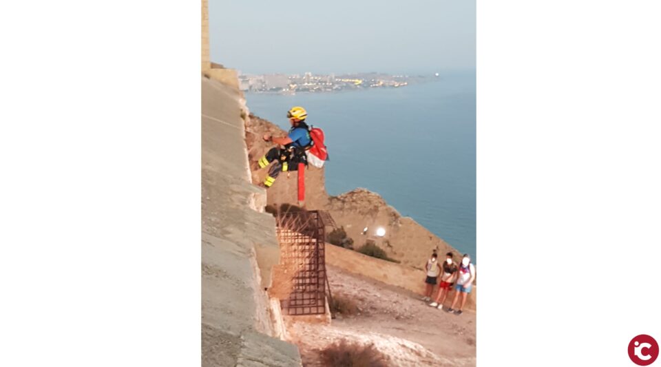 Los bomberos del SPEIS rescatan ilesos a tres menores atrapados en una zona de difícil acceso del Castillo de Santa Bárbara