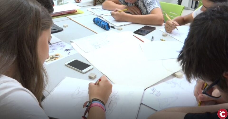 Visitamos los talleres de verano en el espacio joven de Villena