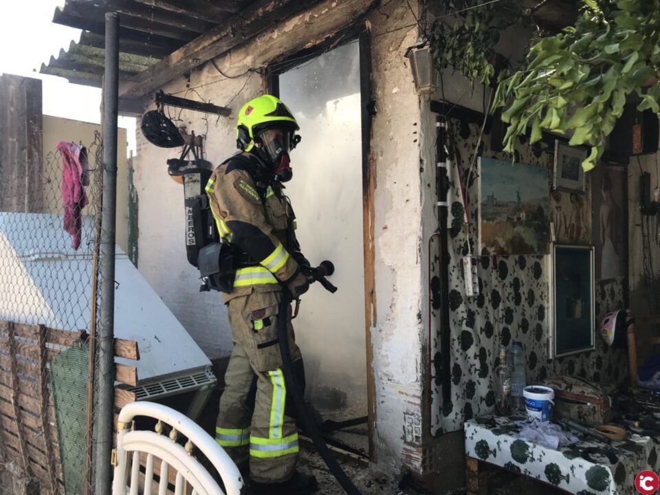 Bomberos del SPEIS controlan con celeridad un aparatoso incendio en una zona campa que afecta a dos chabolas