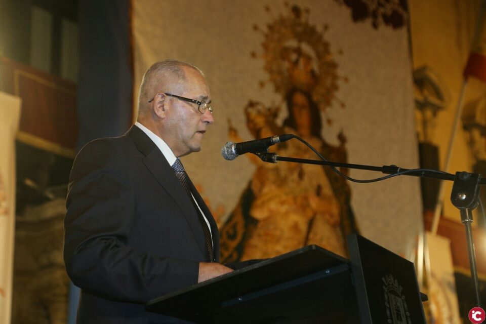 El alcalde de Alicante entrega al Director de la Banda Sinfónica Municipal la batuta original para interpretar el himno de la ciudad en la tradicional Alborada