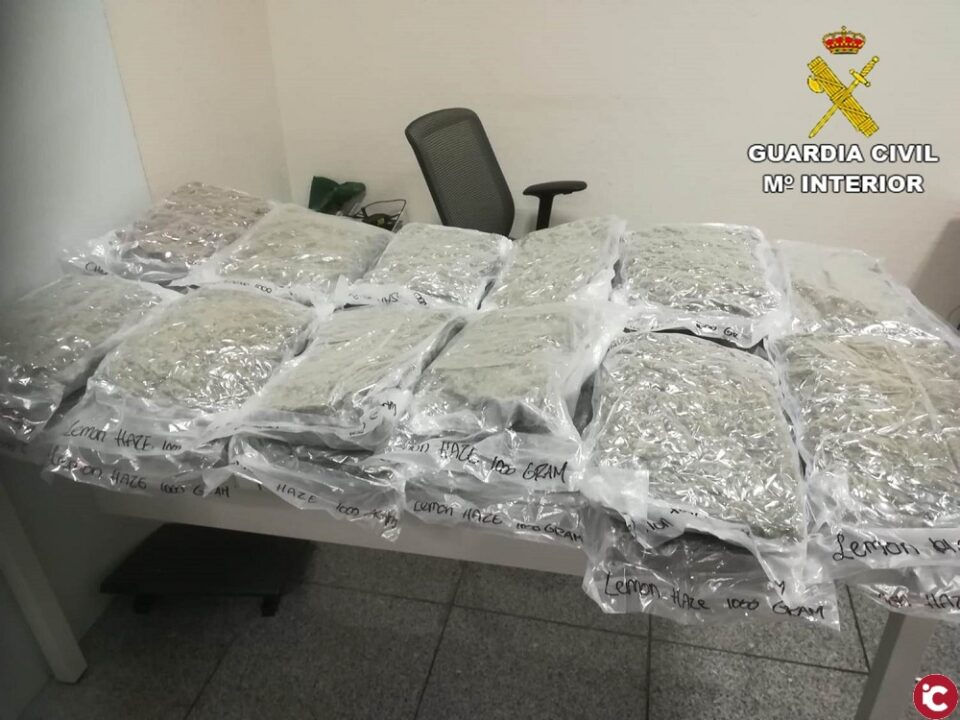 La Guardia Civil incauta 27 kilos de marihuana a un pasajero en el Aeropuerto de Alicante-Elche