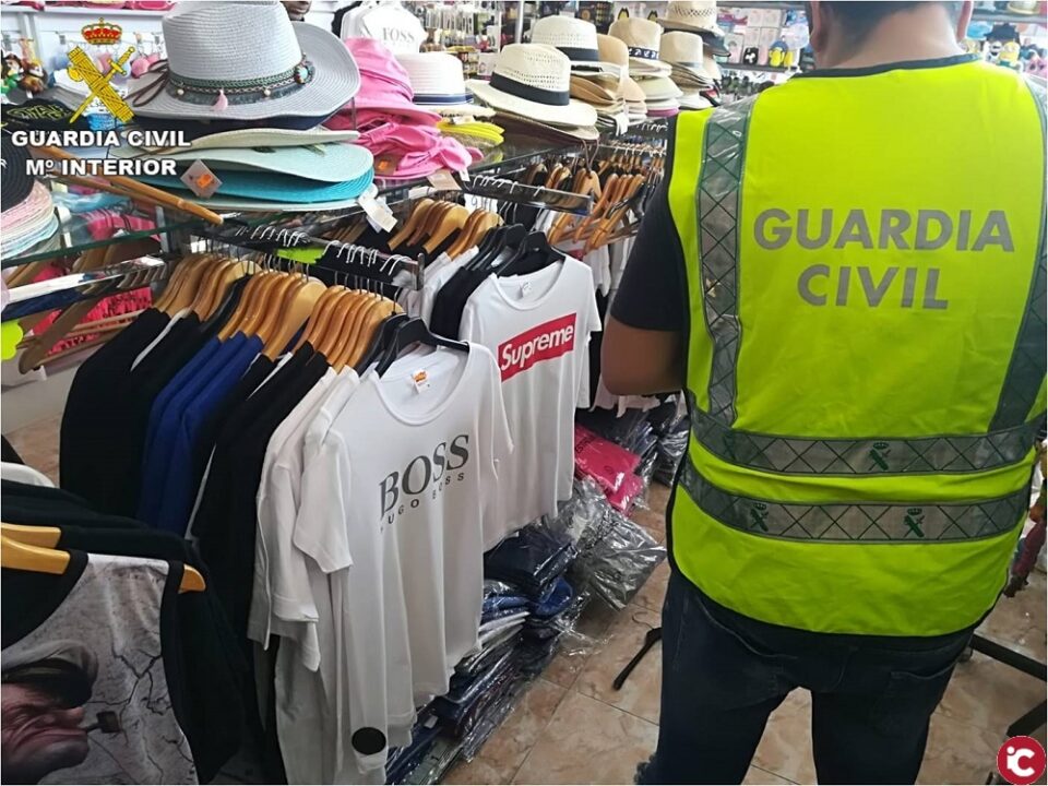 La Guardia Civil interviene más de 1.000 prendas falsificadas en tres comercios de LAlbir y Altea