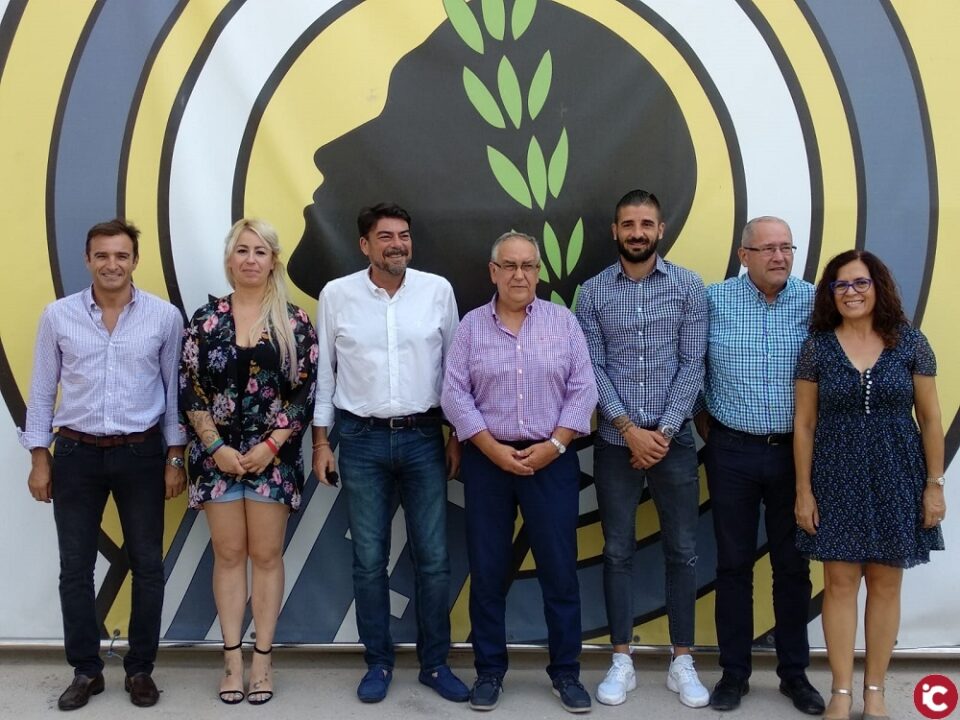 El alcalde Luis Barcala se suma a la campaña de abonos del Hércules