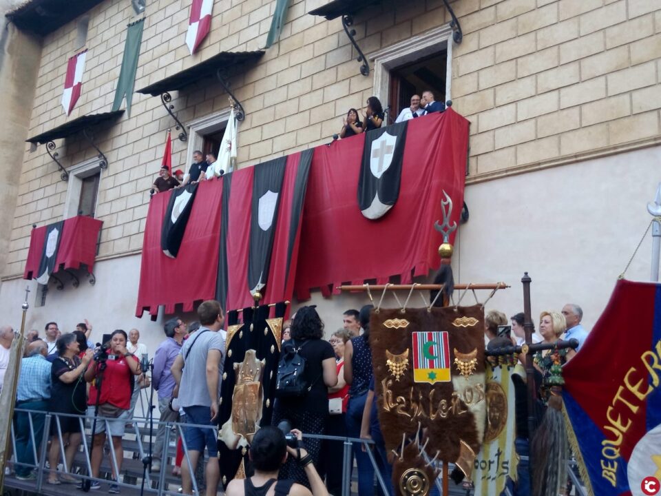 Arranquen les festes de Moros i Cristians de Cocentaina amb la interpretació de l'Himne de Festes