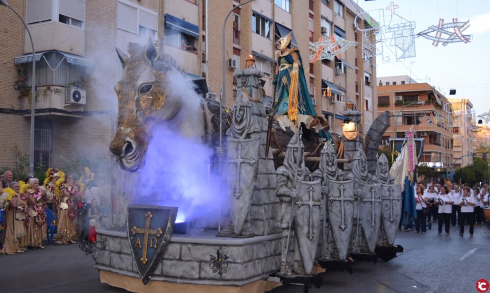El alcalde se une a la majestuosidad de los Moros y Cristianos de Altozano