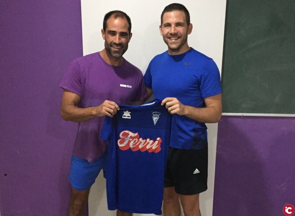 La junta directiva del Villena C.F. comunica que su jugador Vicente Verdejo Coloma deja de pertenecer a la plantilla del Villena C.F. y ficha por el Jove Español de San Vicente.