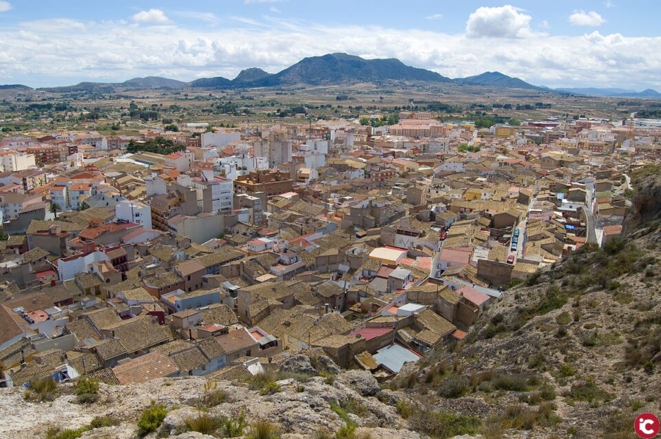 Un cohete provoca un incendio en el cuartel de la Guardia Civil de Sax