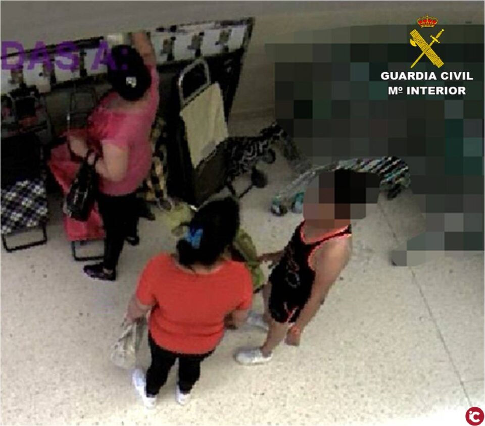 La Guardia Civil detiene en Villena a tres mujeres por hurtos en taquillas de supermercados