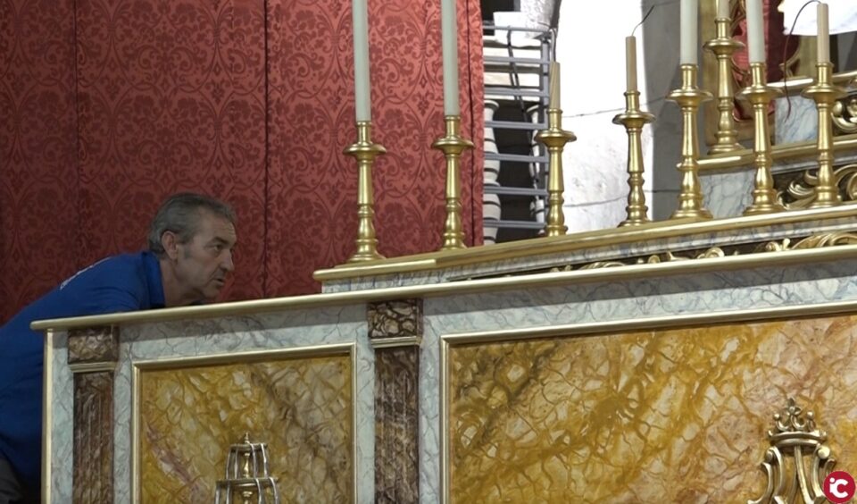 Puesta a punto del Trono de la Virgen de Las Virtudes