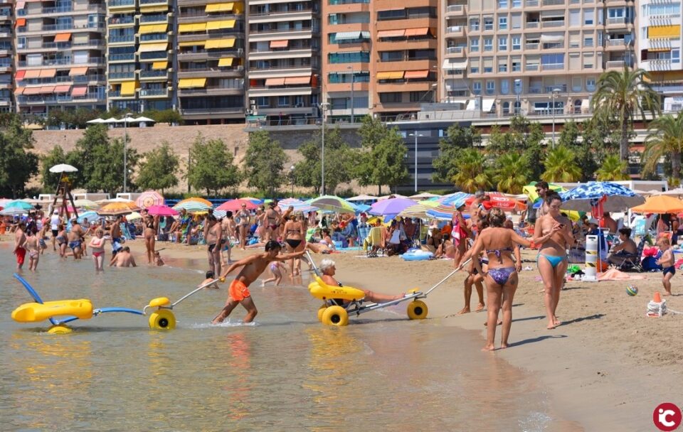 El servicio de playas accesibles realiza medio millar de asistencias a la semana en San Juan