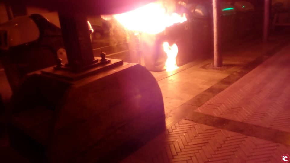 S'investiguen els incendis de contenidors